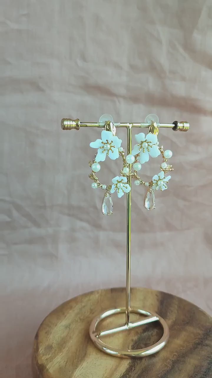 Bridal Statement Floral Earrings; White Flowers Earrings; Pearl Earrings; Wedding earrings; Crystal Earrings; Dangle Earrings;Gift for Bride